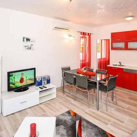 Arkulin - Four Bedroom With Terrace And Swimming Pool Apartment *